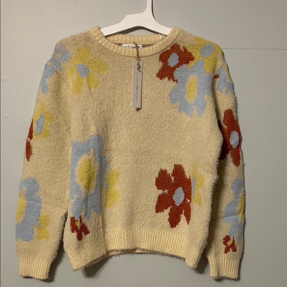 Woven Heart Cream Floral Sweater. NWT. Med. very warm.